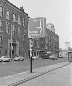 857496 Afbeelding van een wegwijzer aan de St. Jacobsstraat te Utrecht, met links het kantoorgebouw van de Rabobank (St ...